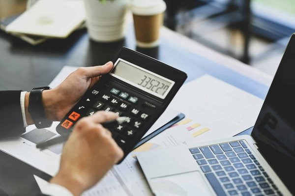 Économiser sans sacrifier : Conseils pour équilibrer votre budget